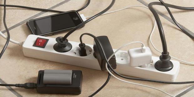 台式电脑正确的关机是先关主机吗