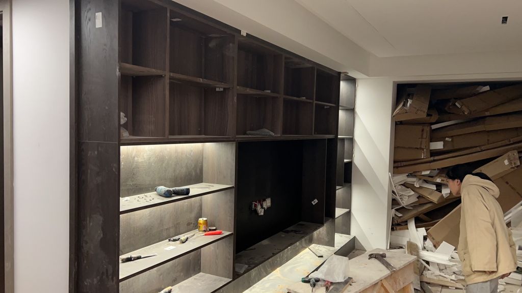 电脑主机能不能紧贴电视放