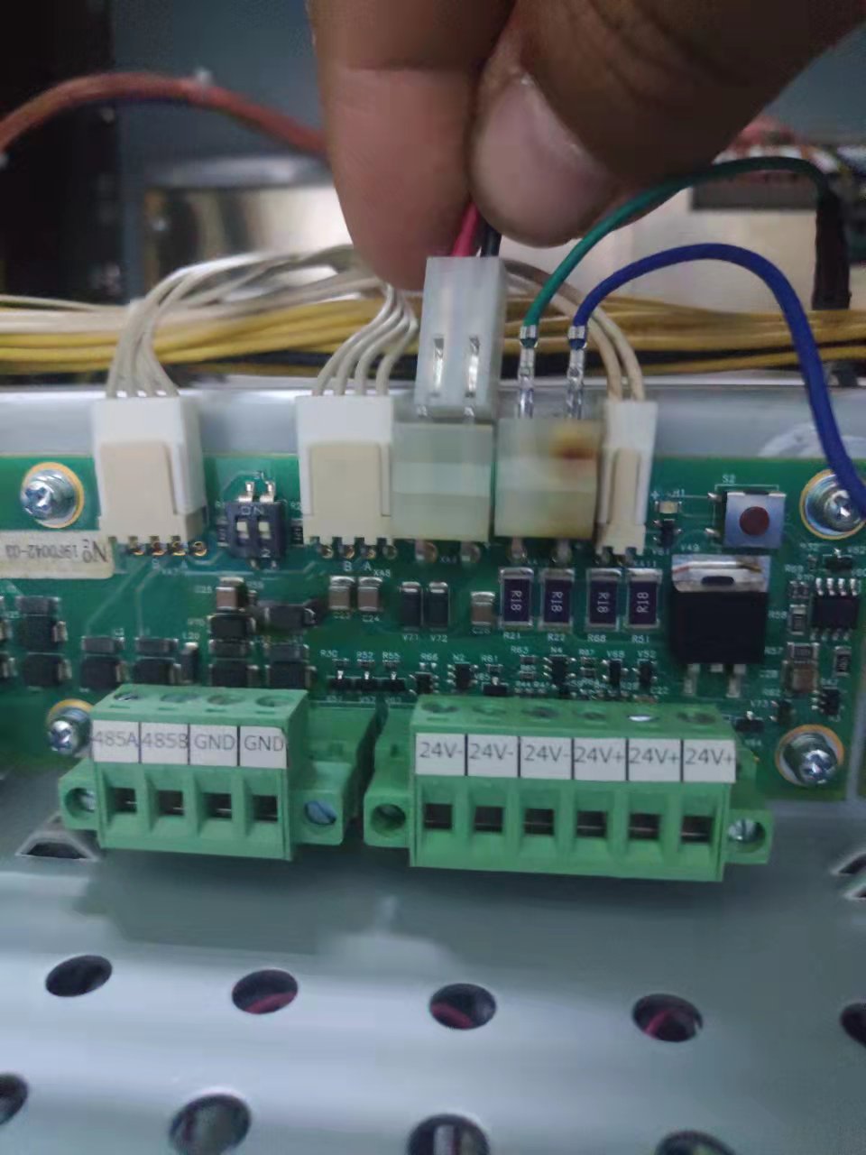 监控主机插头松动