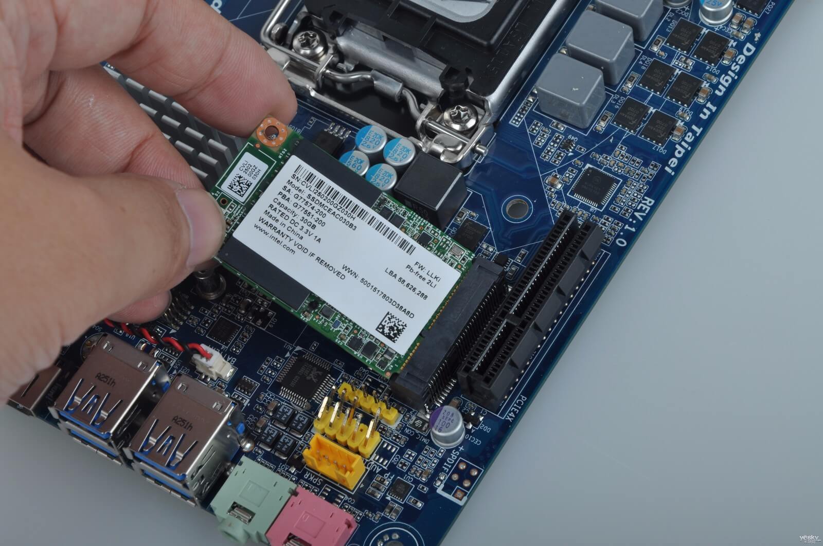 主机可以装一个固态盘一个机械盘