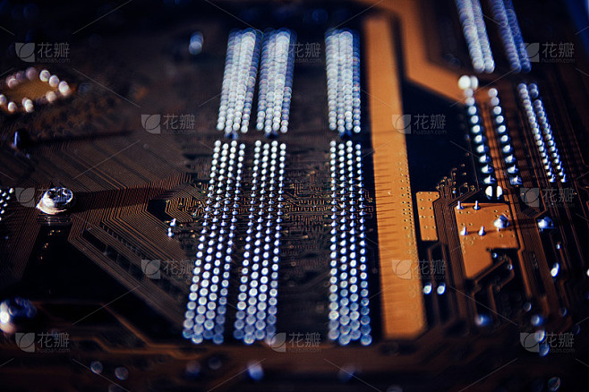 电脑主机里的长芯片掉了下来