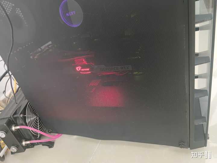 主机侧板旁边有个拉环