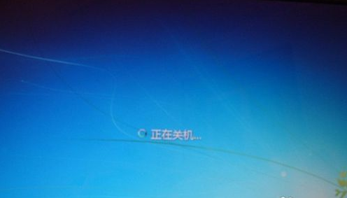 关机时可以直接切断主机电源吗