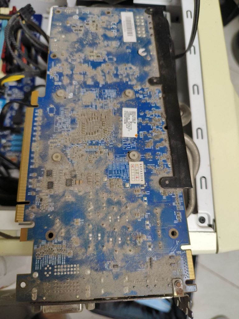 拍打主机清理显卡灰尘