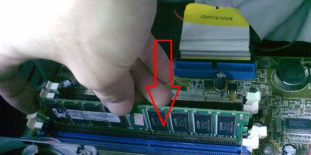 电脑主机内存条装不稳