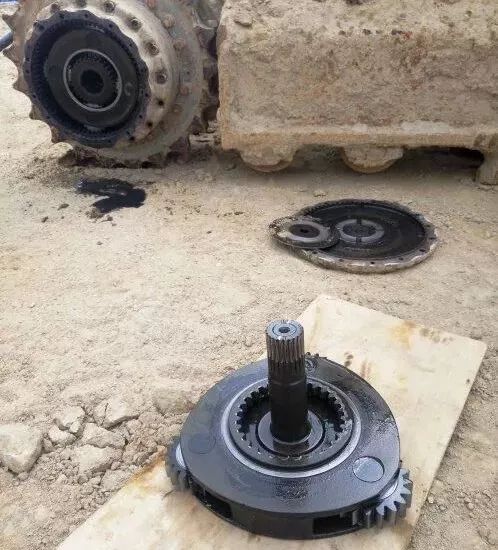 宇龙颗粒机主机漏油