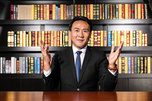 老板台底下的电脑主机怎么放