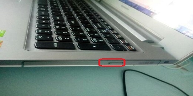 台式主机光驱的按钮在哪