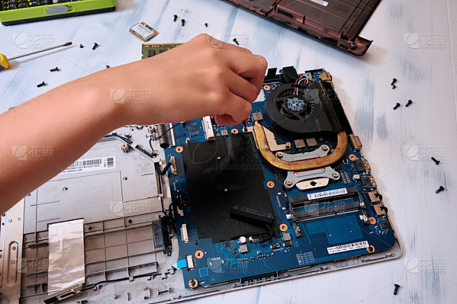 螺丝刀拆主机的步骤