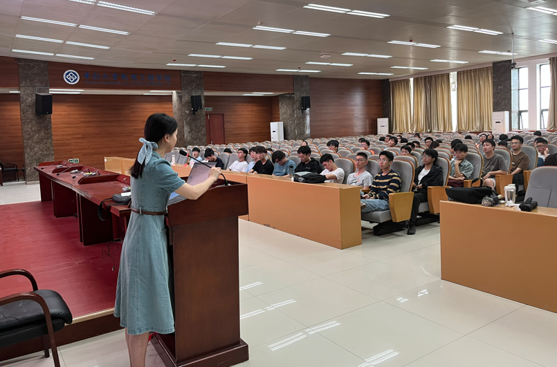 主机装配班班长简要事迹