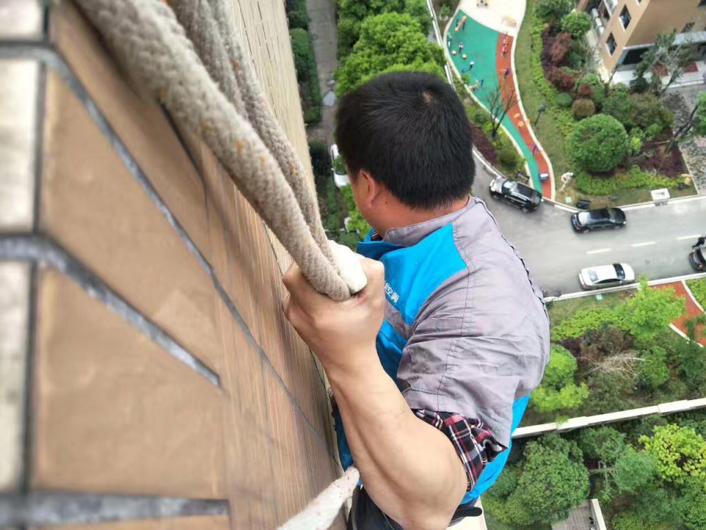 装空调师傅要我装主机底下隔音垫