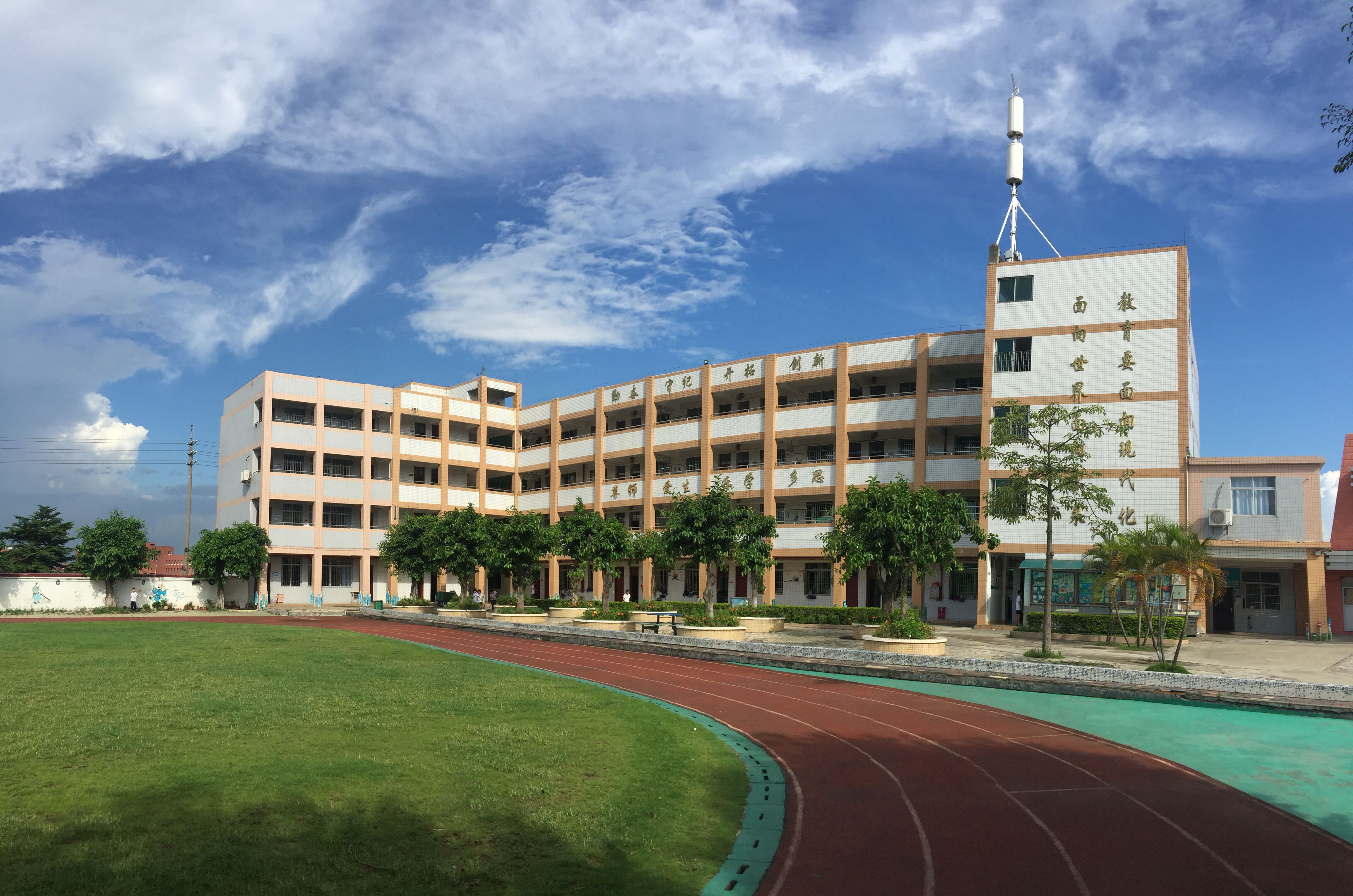 学校机房的主机在哪里