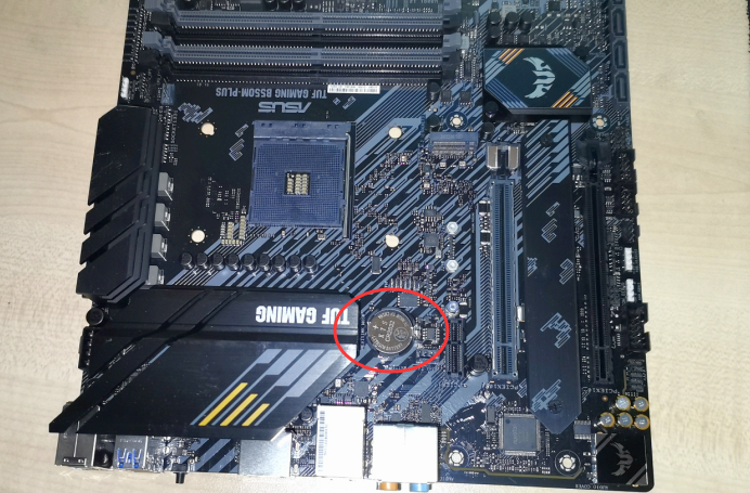 电脑主机怎么扣电池吗