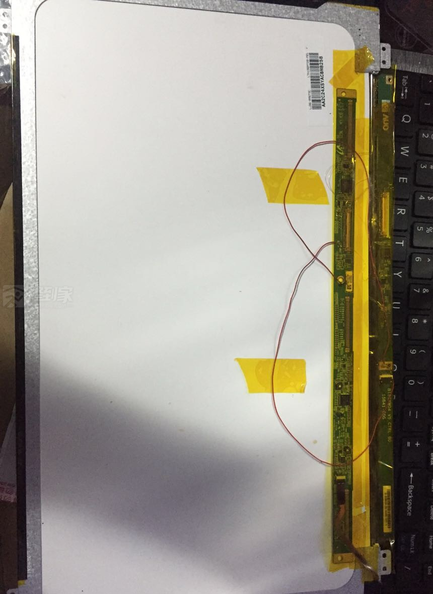 电脑修了主机之后屏幕铺不满