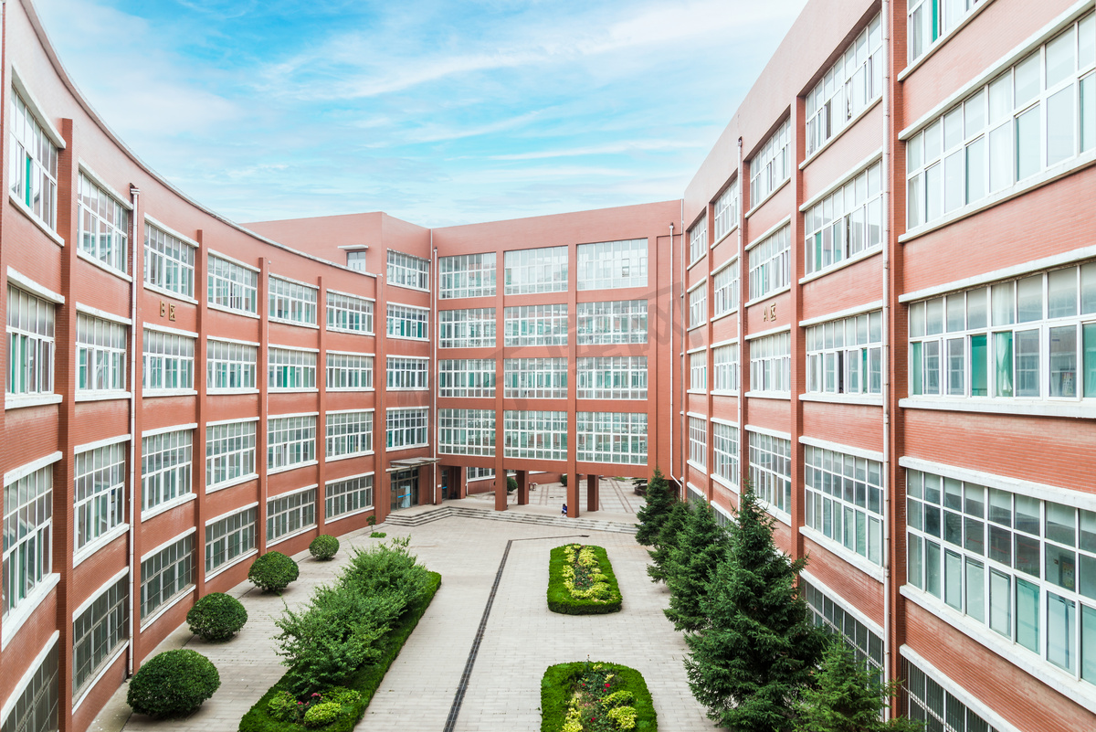 学校机房的主机在哪里