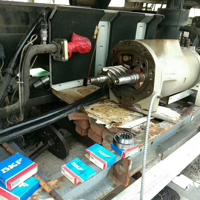 特灵螺杆主机大修