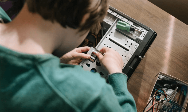 如何给主机放除静电