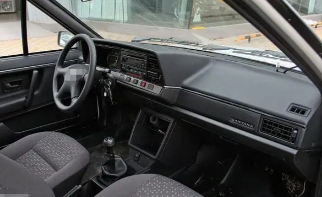 大众主机右边有没有胶