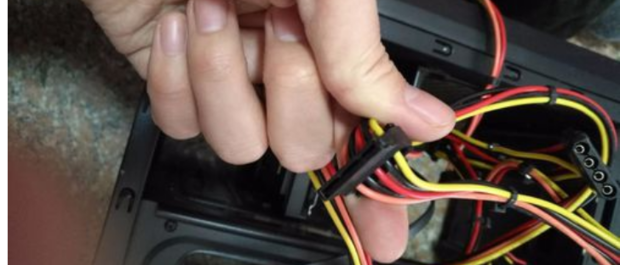 电脑主机怎么再加一个机械盘