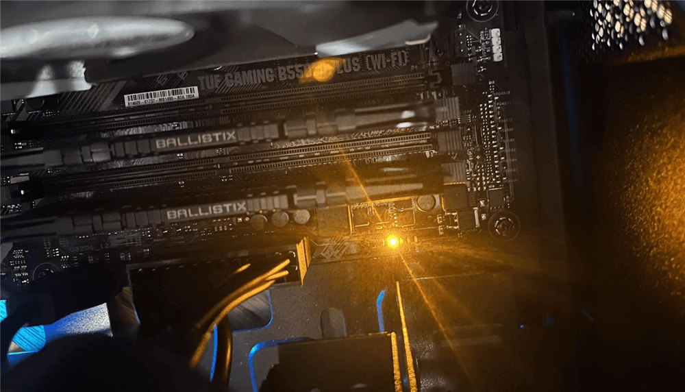 主机有声音灯亮一下