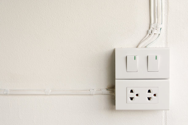 电脑主机后面的三孔插座