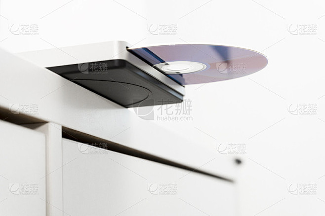 没按钮的主机怎样插入碟