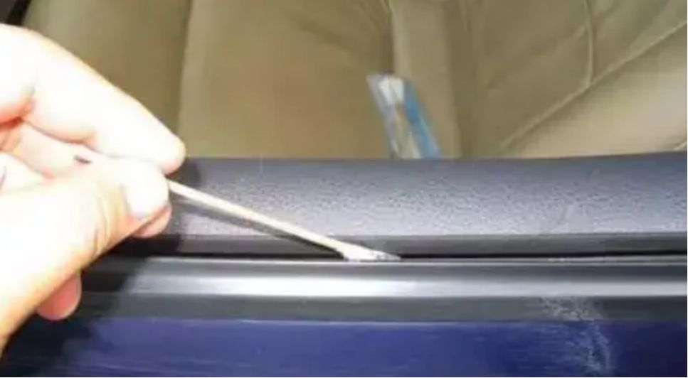 博越主机车窗玻璃晃荡