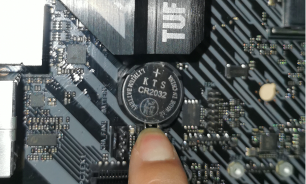 电脑主机怎么扣电池吗