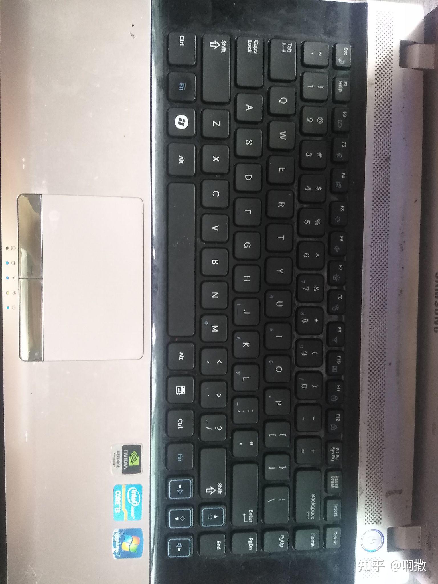 主机打开显示器出字母