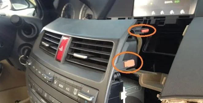 锐欧中控锁主机盒在哪里