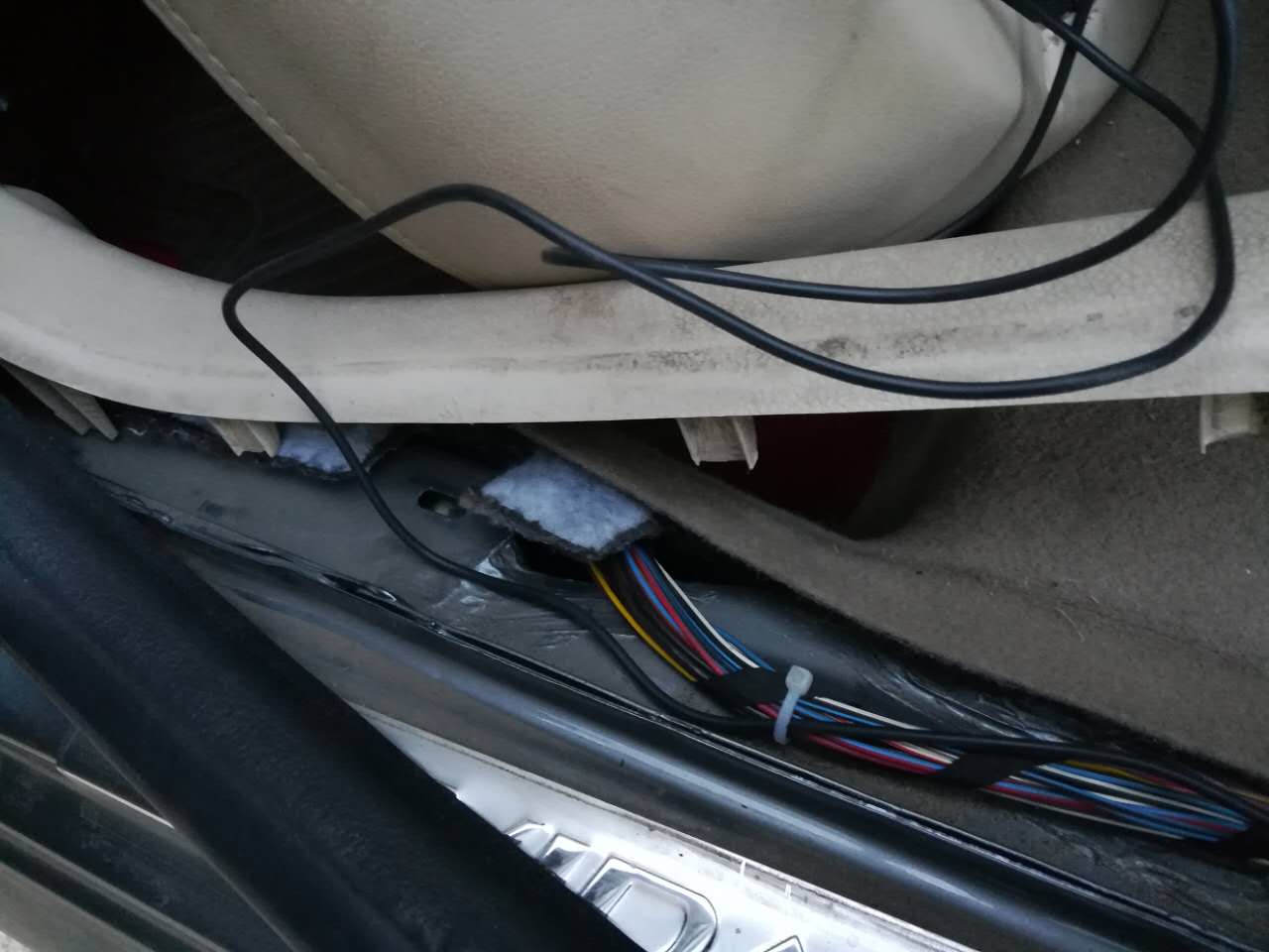 逸动倒车雷达主机电源线