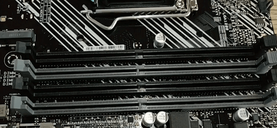 主机插四条内存条