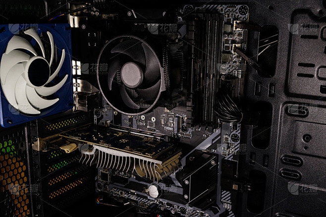 电脑系统在主机哪儿