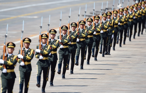 标兵拿主机步枪图片
