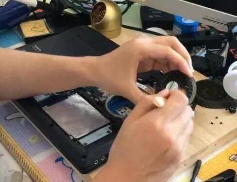 主机用橡皮清理灰尘