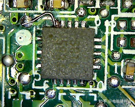 电脑主机里的长芯片掉了下来