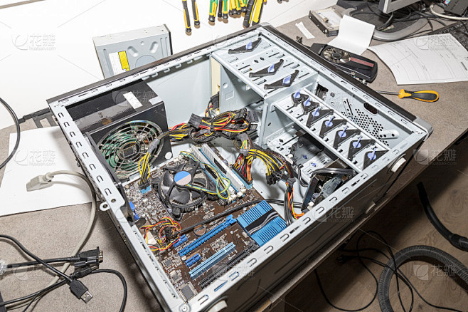 如何物理上拆卸主机和组装主机