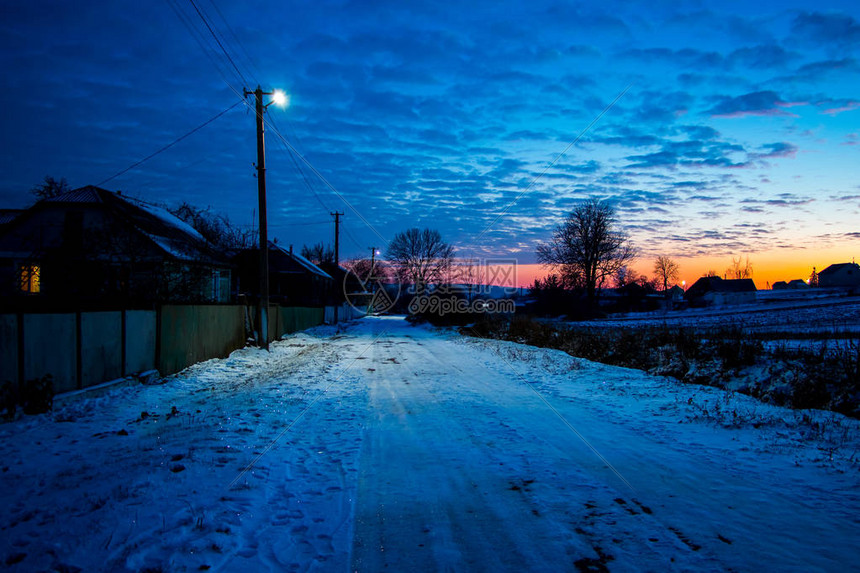 晚上配主机为什么那么便宜