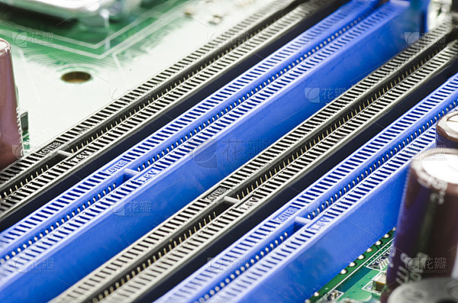 电脑主机里的长芯片掉了下来