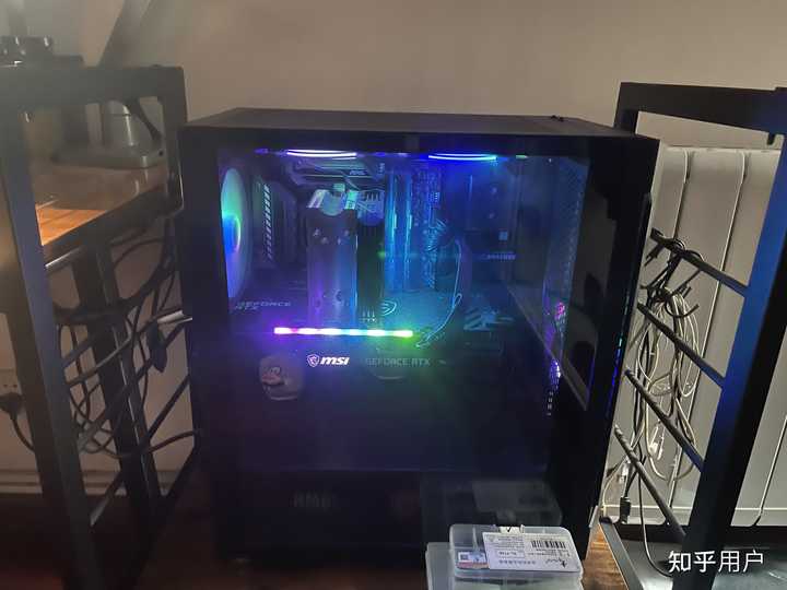 主机左右放东西是什么