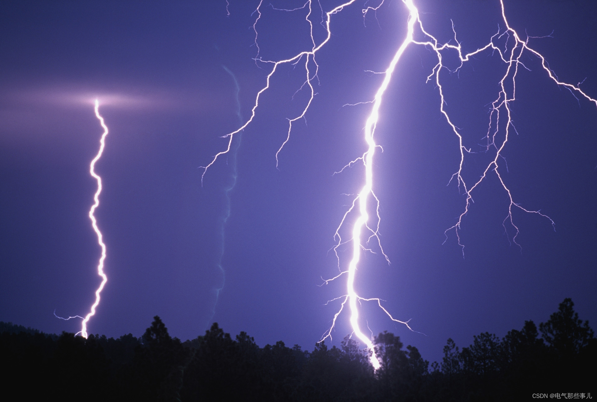 雷电效果的主机风扇
