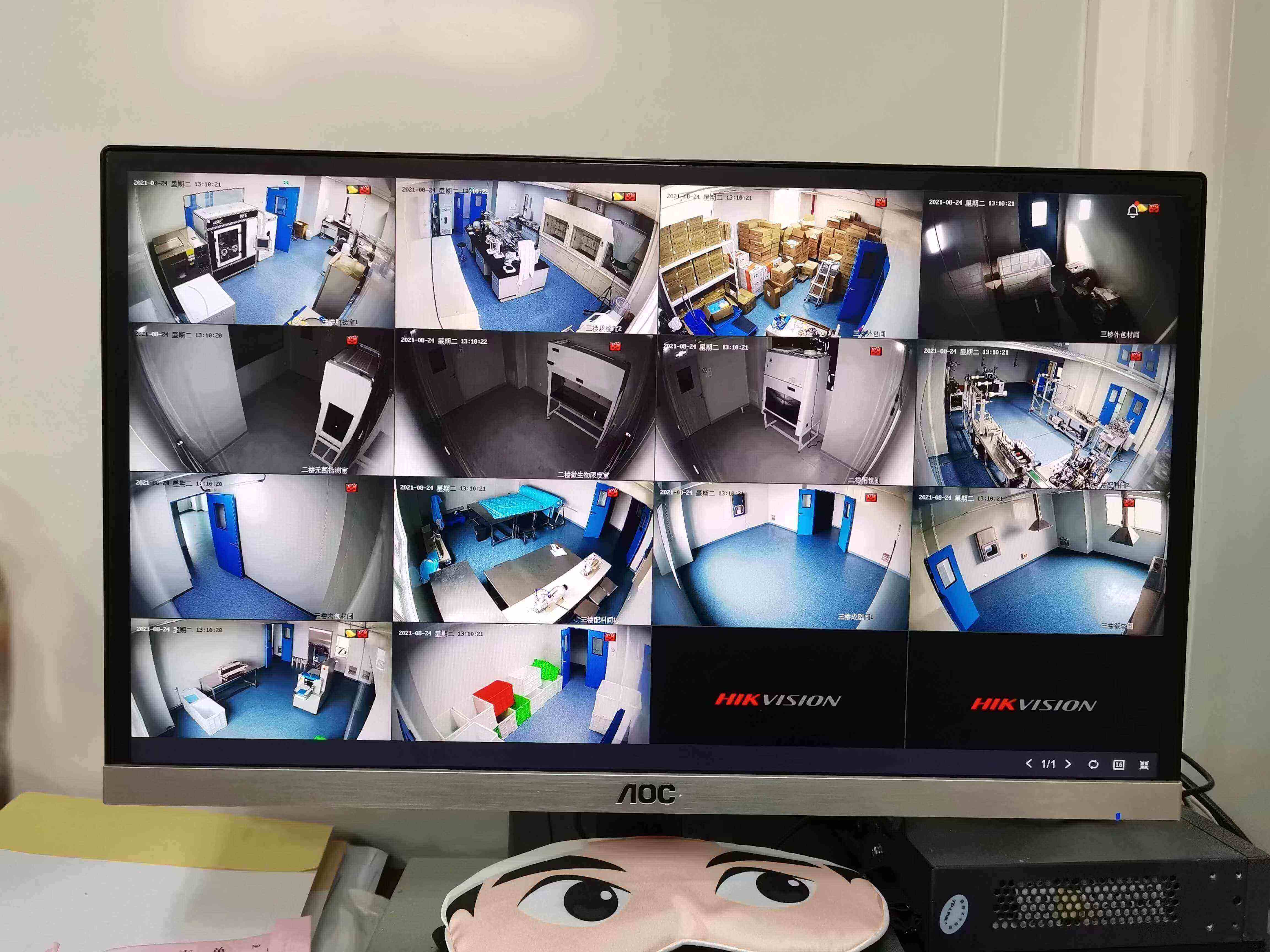 监控主机后面的两个圆孔