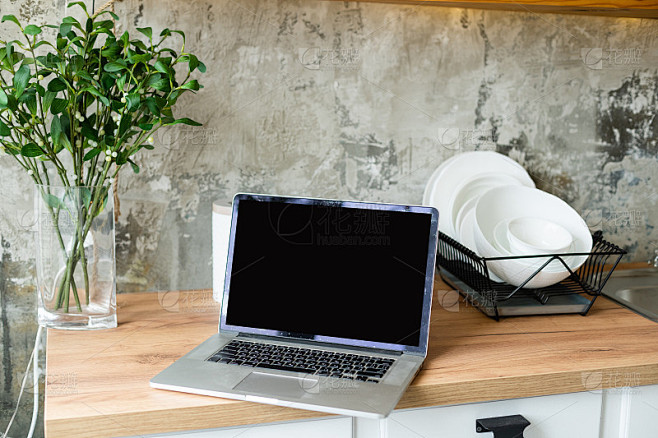 电脑主机放电脑桌厨子里