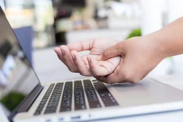 主机漏电穿鞋不会被电裸脚