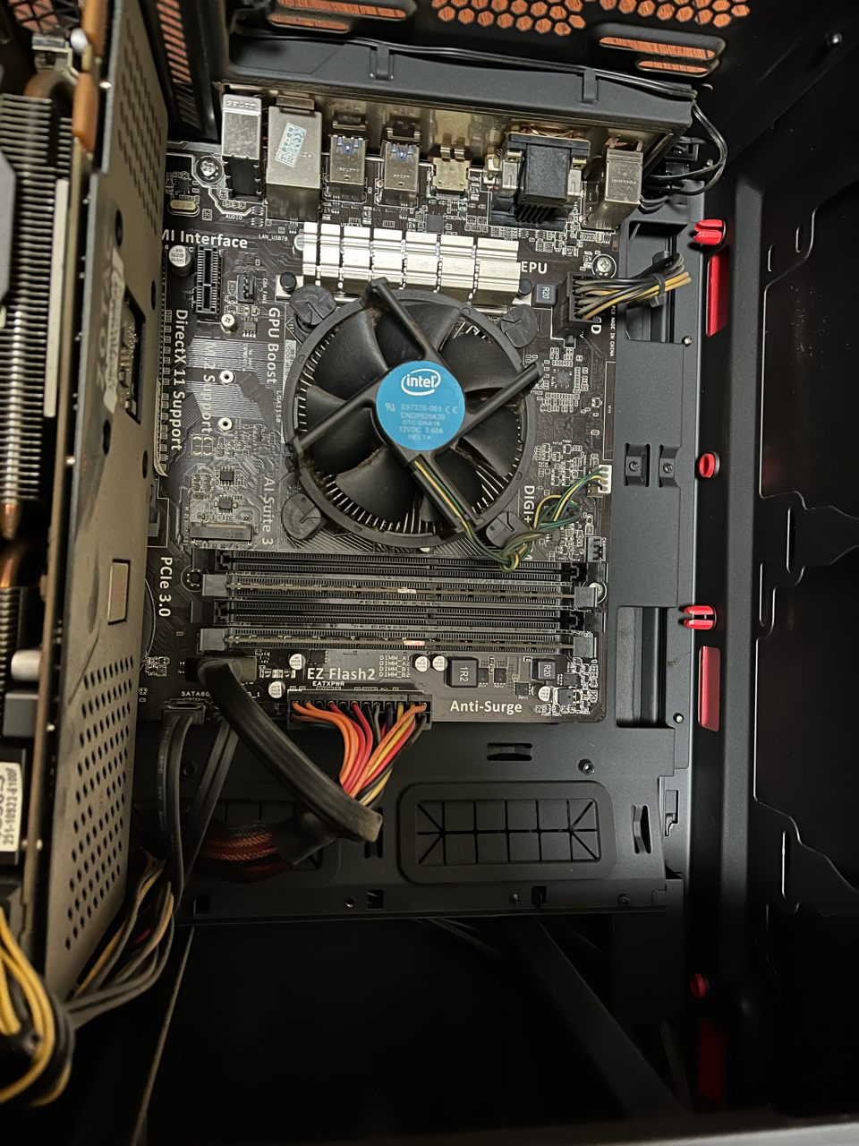 电脑主机里的小电池在哪