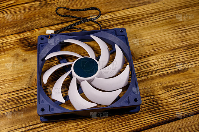 电脑主机散热风扇可以吹动纸