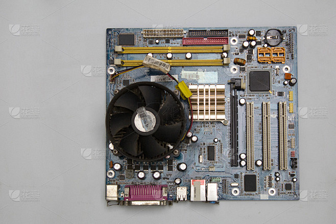 电脑主机内部白色长条