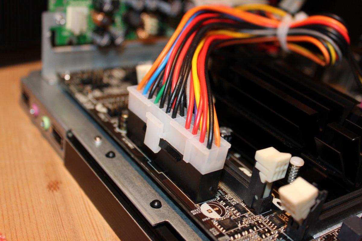 主机电源和主板没关系吧