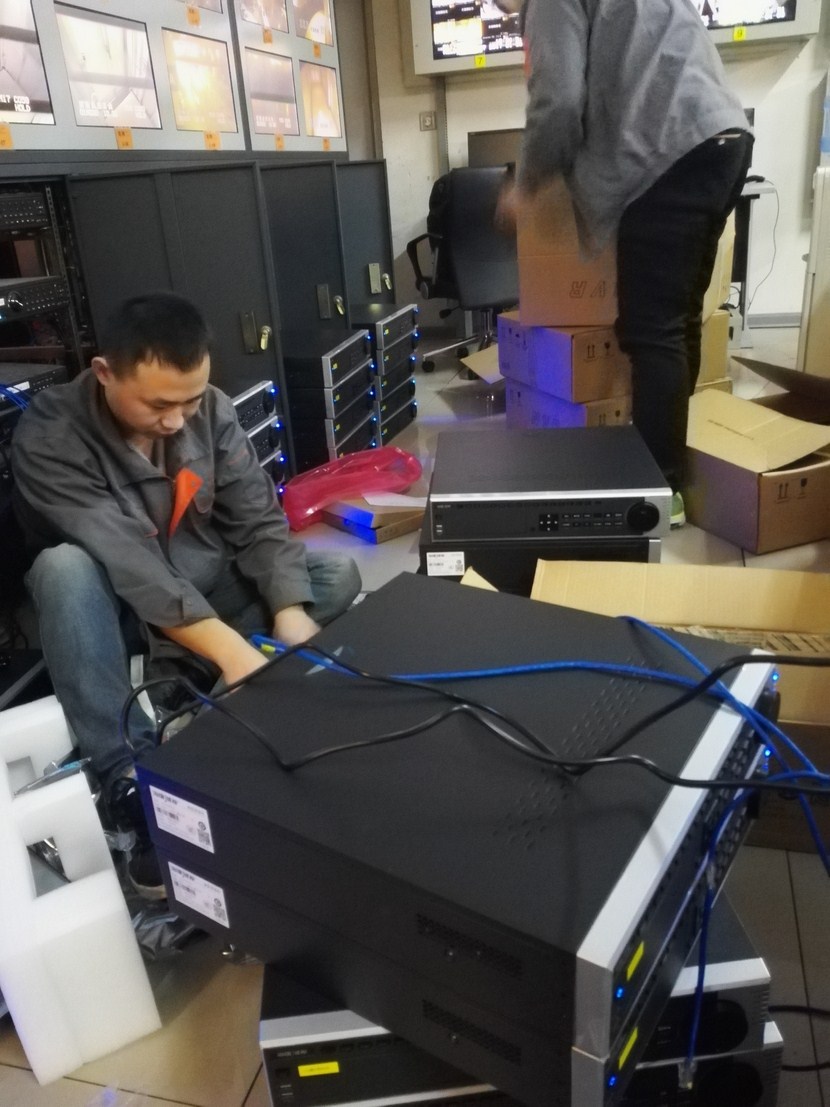 如何安装家用监控设备主机