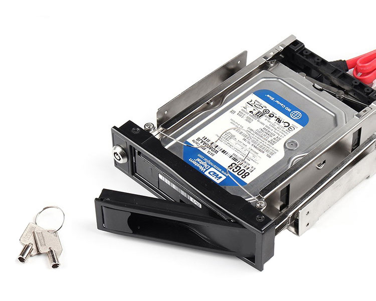 电脑主机里硬盘怎么取出资料